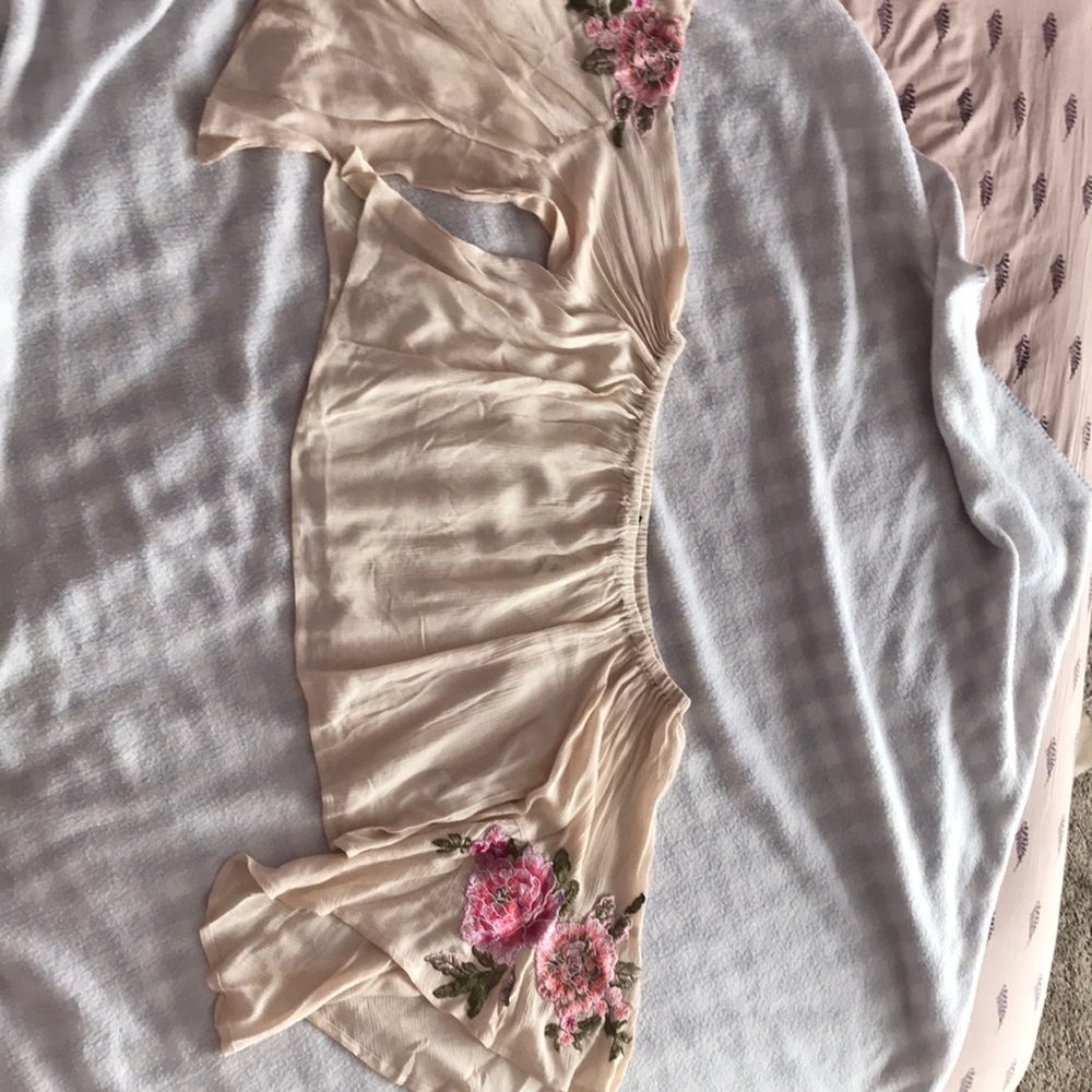long sleeved beige cropped shirt w/ flowers
